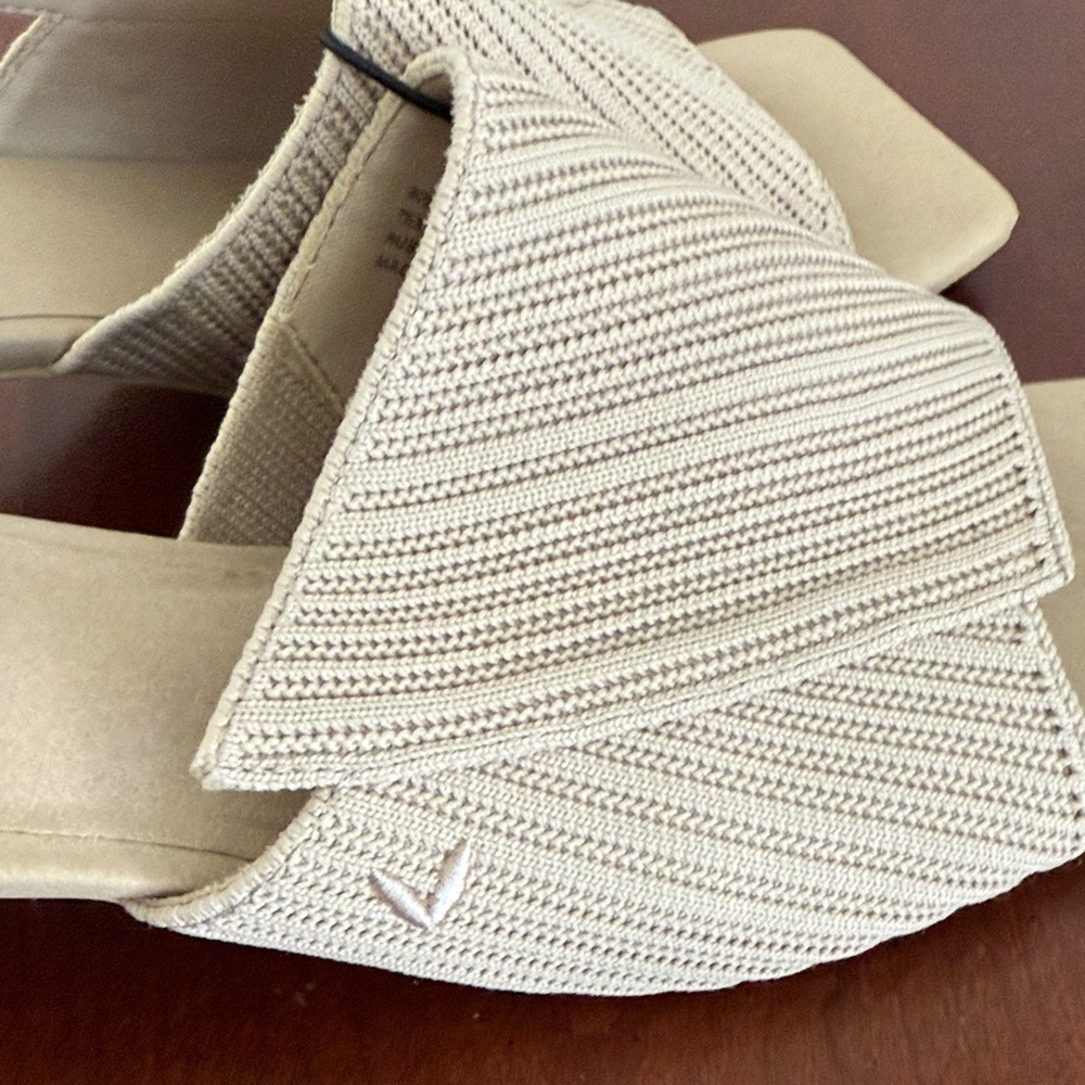 Vivaia gorgeous Beige Textured Heels Sz 42 / 10.5 block heel Jade pro square toe - Picture 4 of 13
